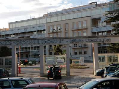 Infine citiamo le strutture ospedaliere. A partire dall�ex Sanitario Cotugno (del 1937), oggi sede dell�Istituto Oncologico Giovanni Paolo II di viale Orazio Flacco